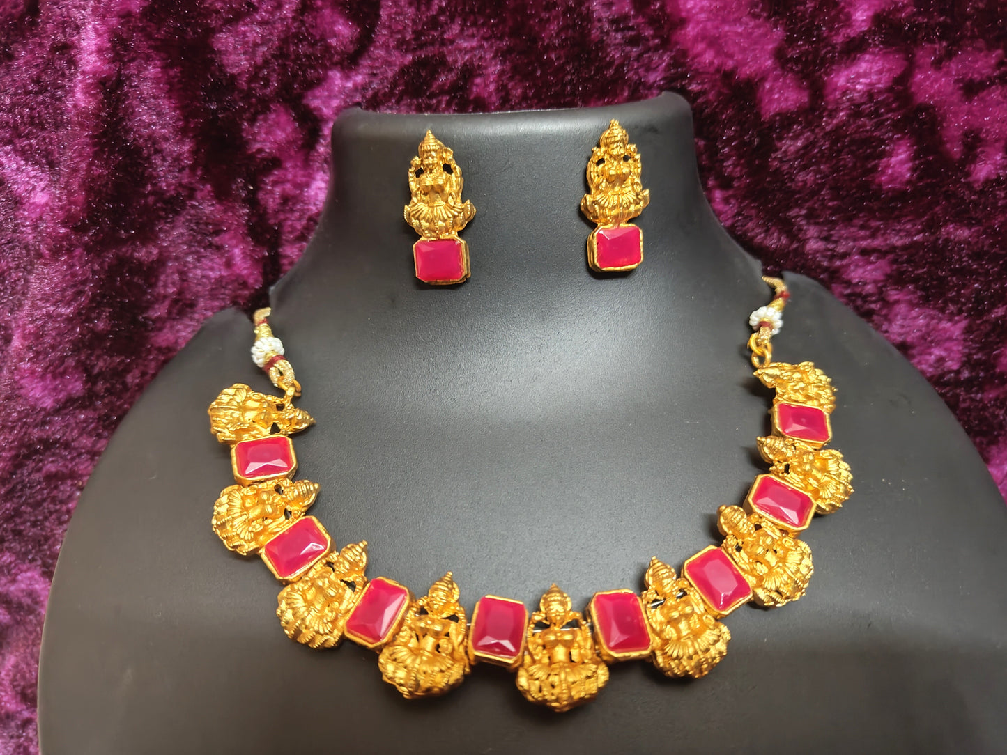 Beautiful and Classic Jewellery set with Pink Stones