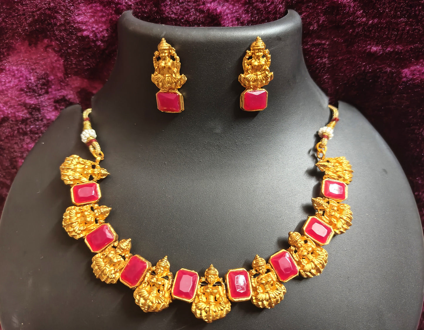 Beautiful and Classic Jewellery set with Pink Stones
