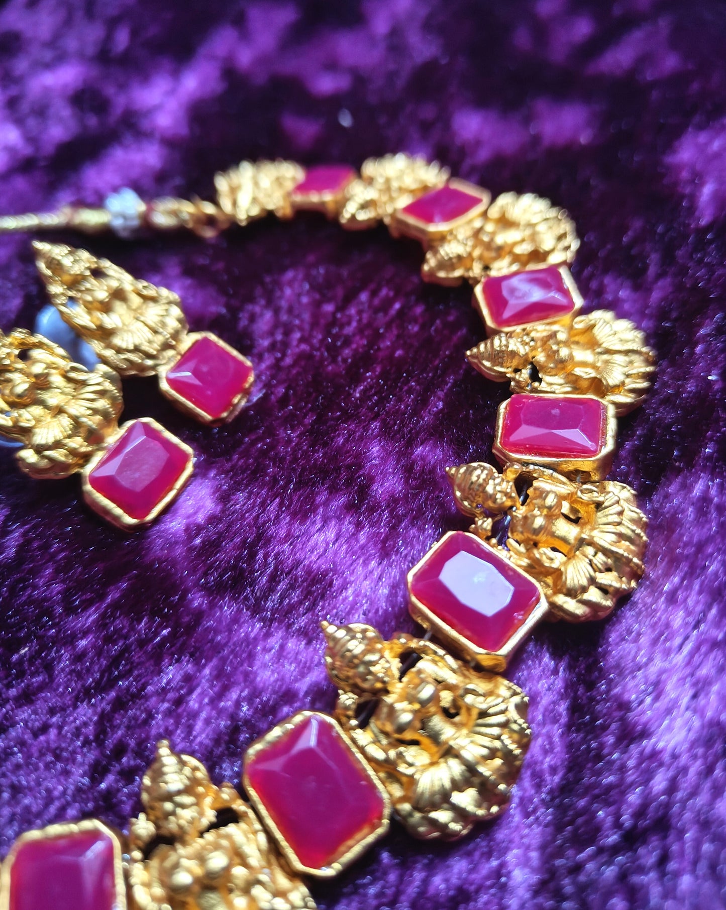Beautiful and Classic Jewellery set with Pink Stones