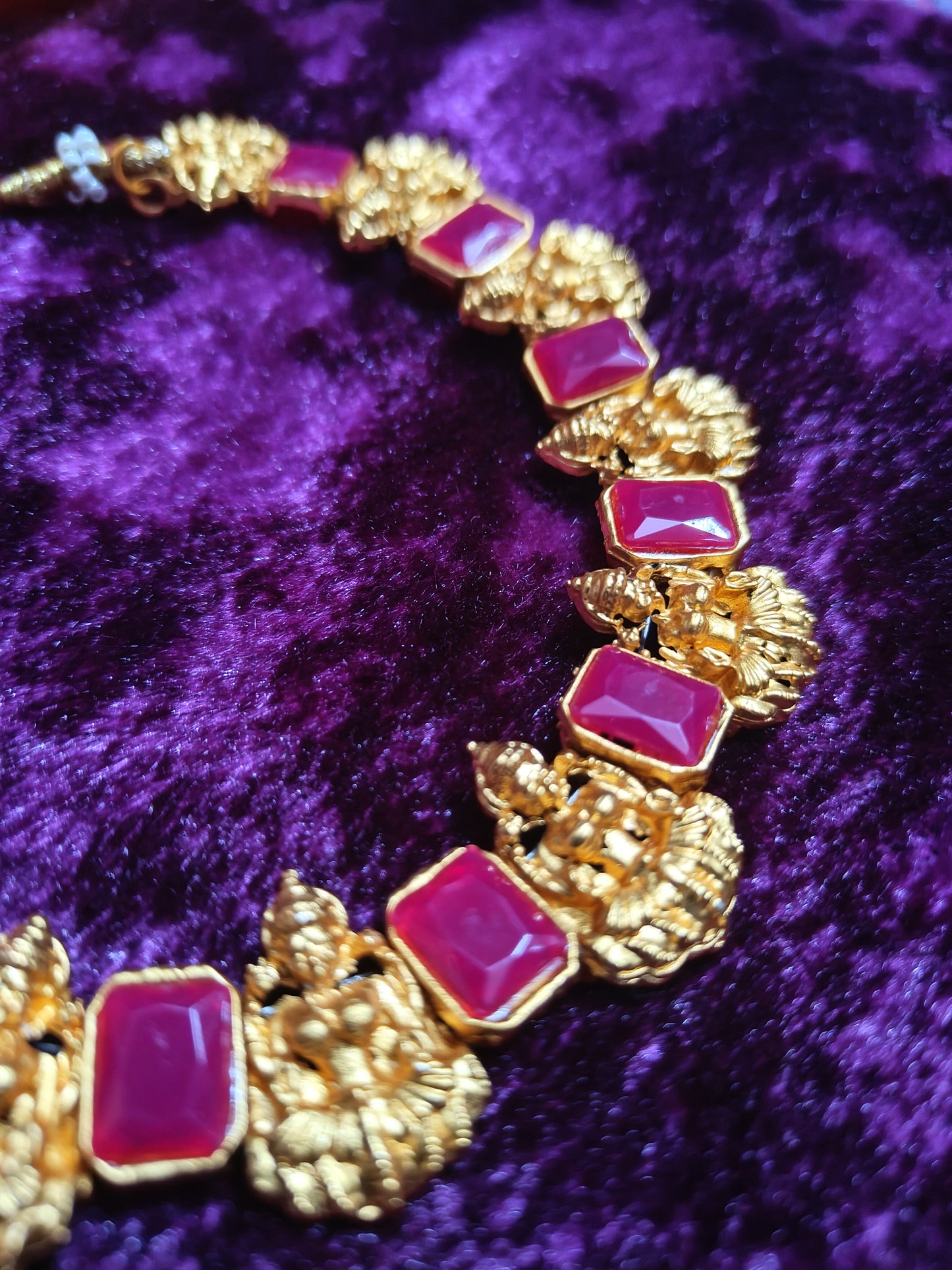 Beautiful and Classic Jewellery set with Pink Stones
