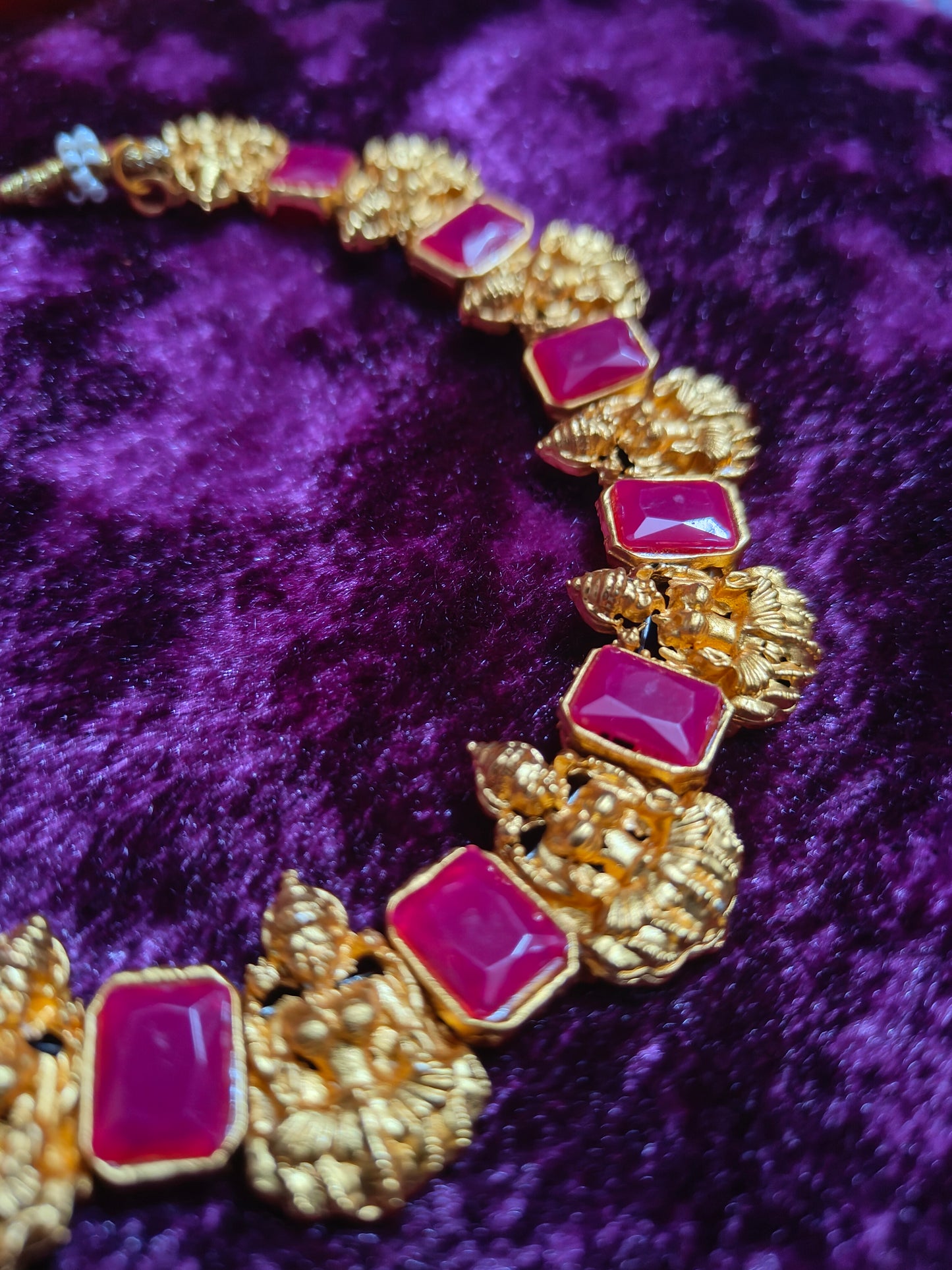 Beautiful and Classic Jewellery set with Pink Stones
