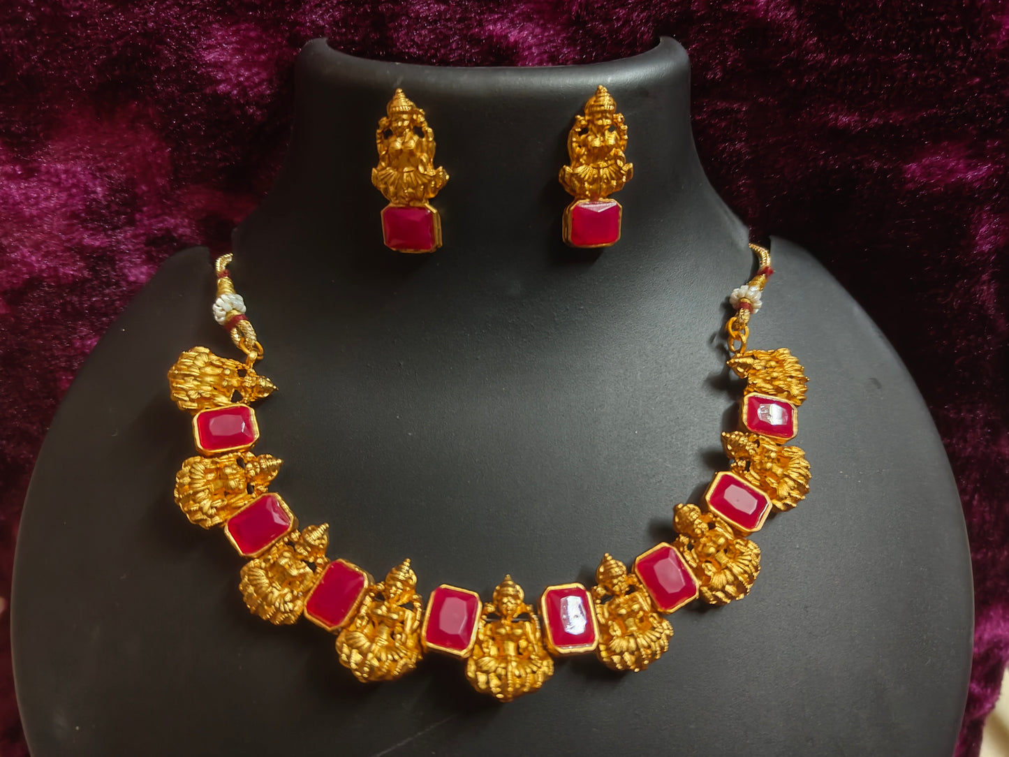 Beautiful and Classic Jewellery set with Pink Stones