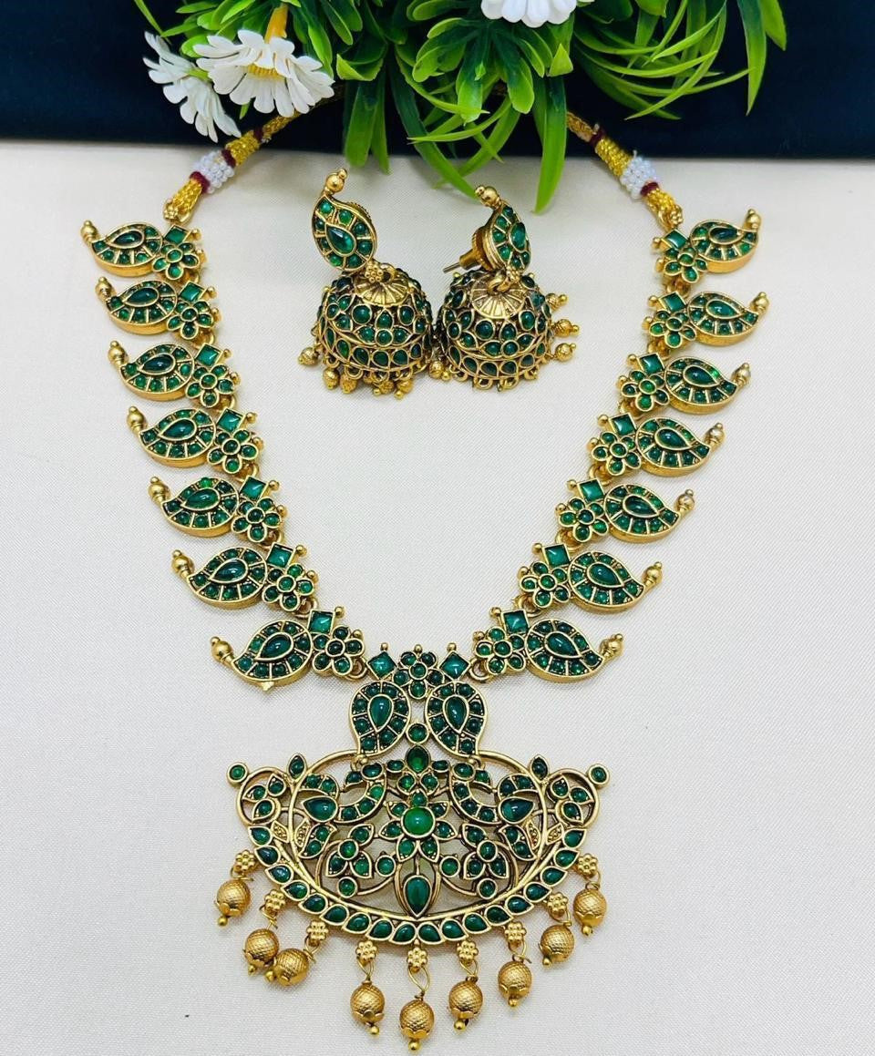 Beautiful and Classic Jewellery set